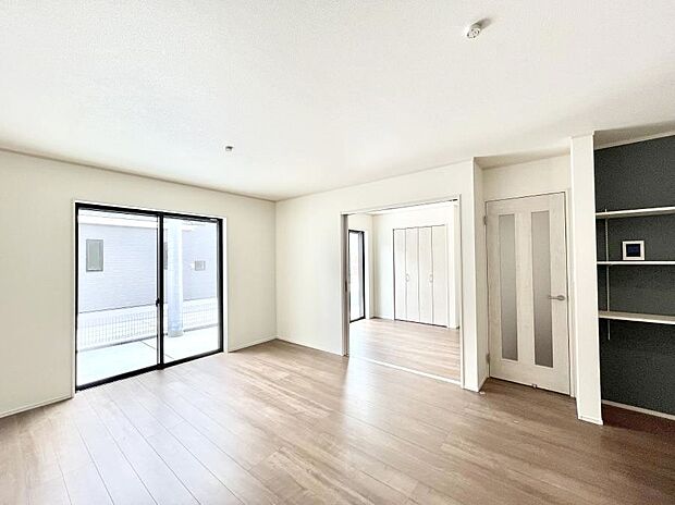 大きな窓からたっぷりの陽光と風を感じられるリビング  