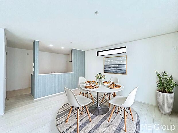 ご家族の賑やかな話し声で包まれる明るいリビング  ※家具はCGです