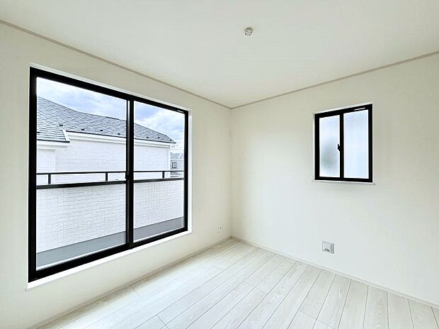 明るいバルコニーサイドに洋室を設置。目覚めの良い寝室に。 