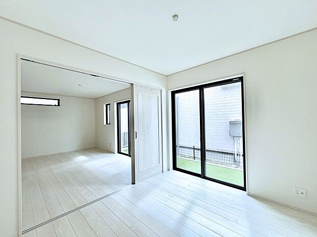 リビング横の洋室は引き戸を開ければリビングと一体に。閉じれば独立した洋室に。