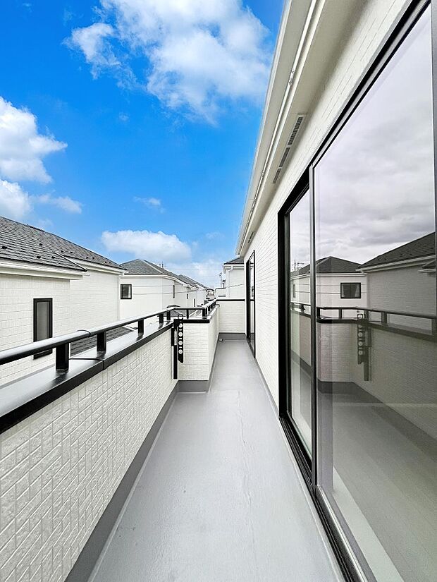 ゆったりバルコニーだから沢山お洗濯ものを干せます。