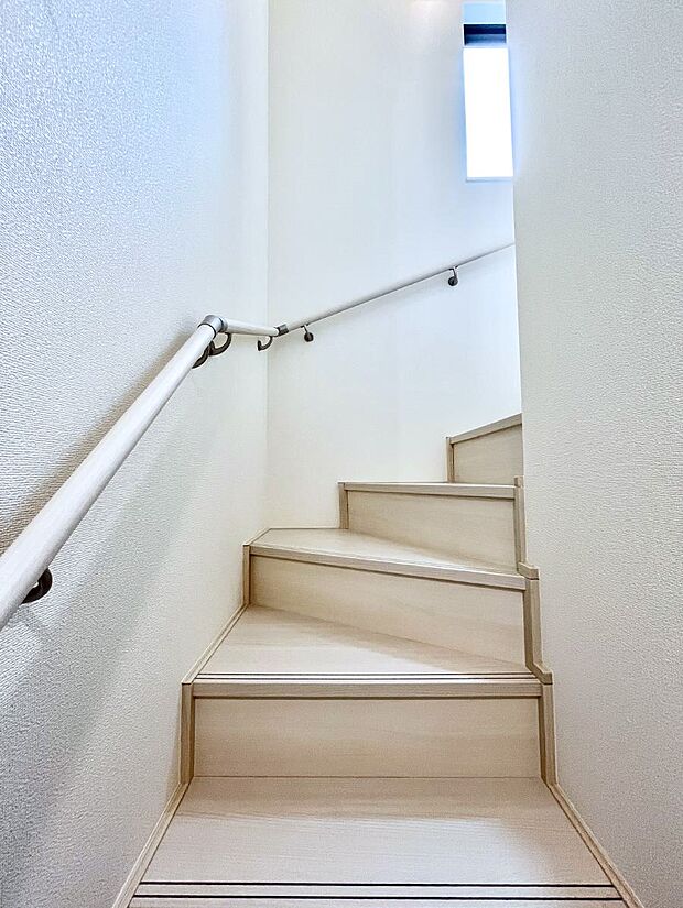 安全性を考慮し階段には手すりを設置しています