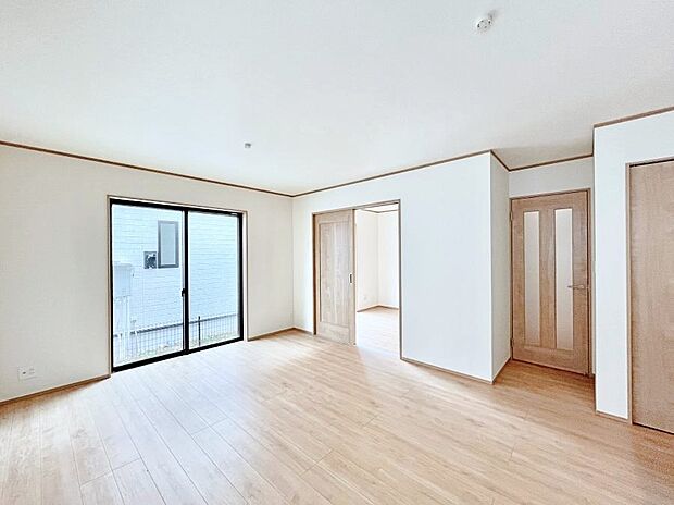 明るい陽光が注ぎ、寛ぎの雰囲気に満たされるリビング・ダイニング。 