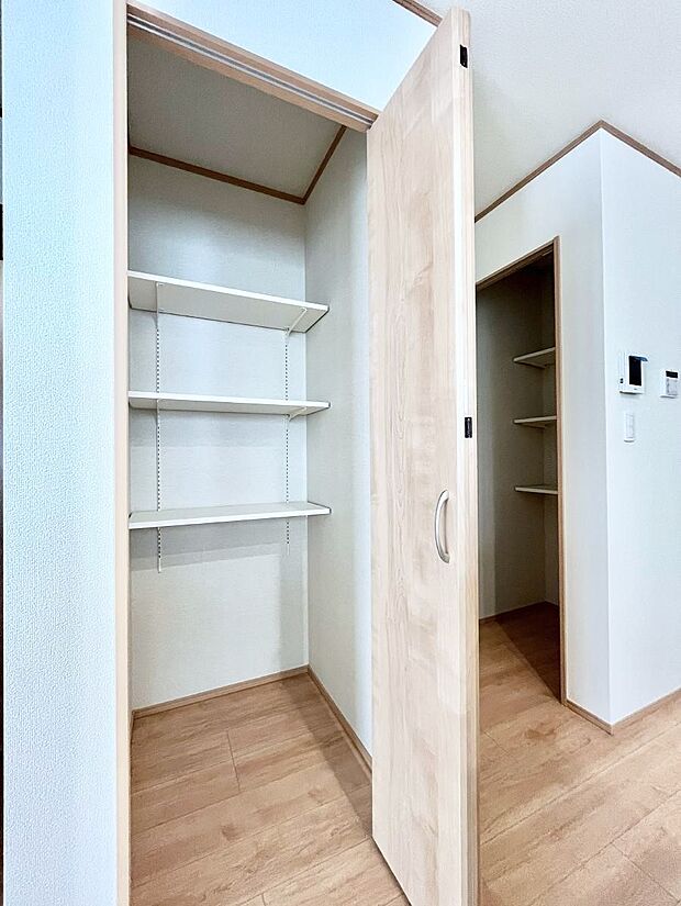 リビング収納。ここに収納があると物が集まるLDKがスッキリ片付きそうですね。  