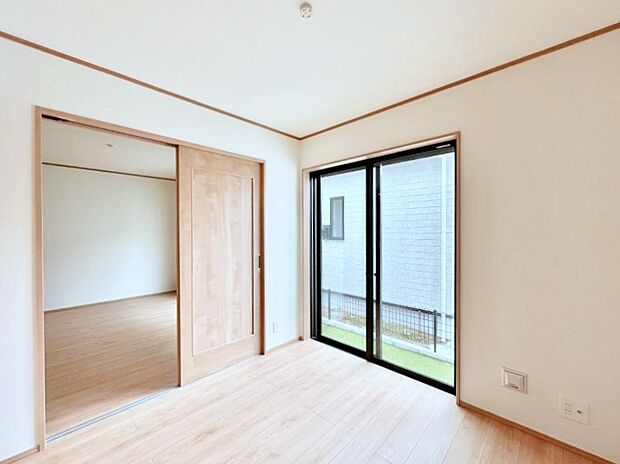 リビングの隣にある洋室。扉を開放して広く利用することも可能です。