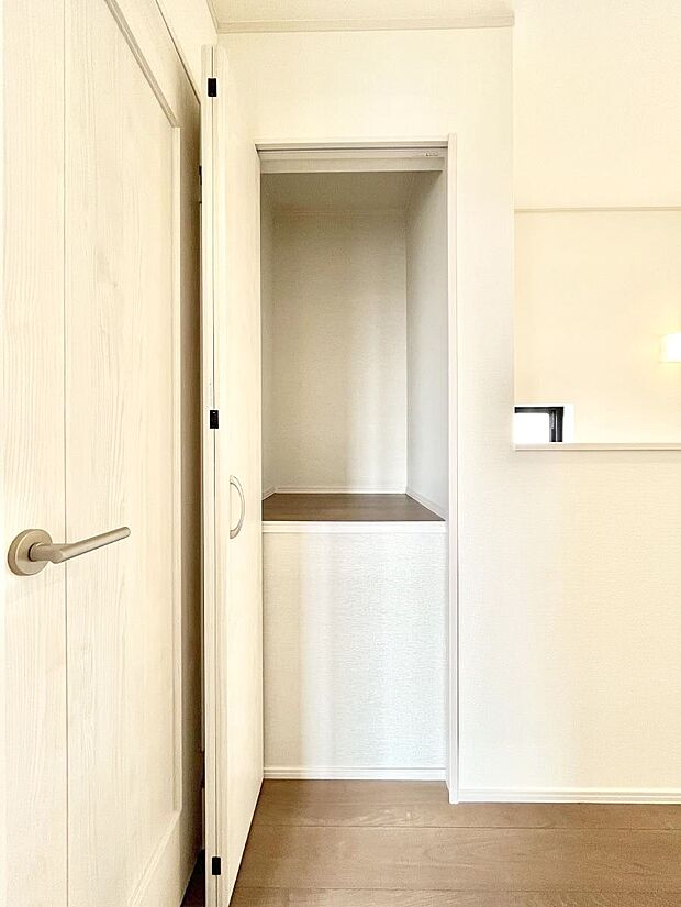 廊下収納。掃除道具や季節の小物を収納することができます。