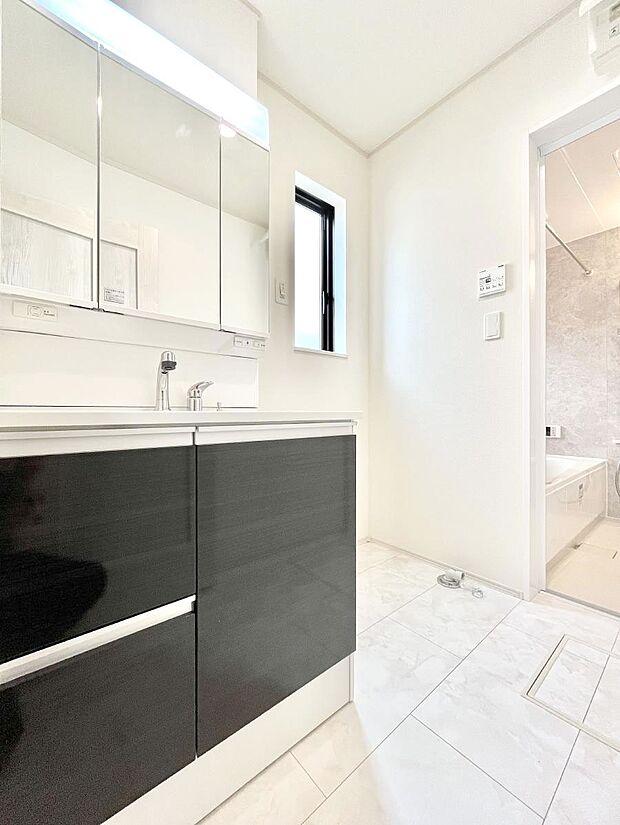 清潔感のある快適空間です。毎日の身支度も気持ち良くお使い頂けます。 