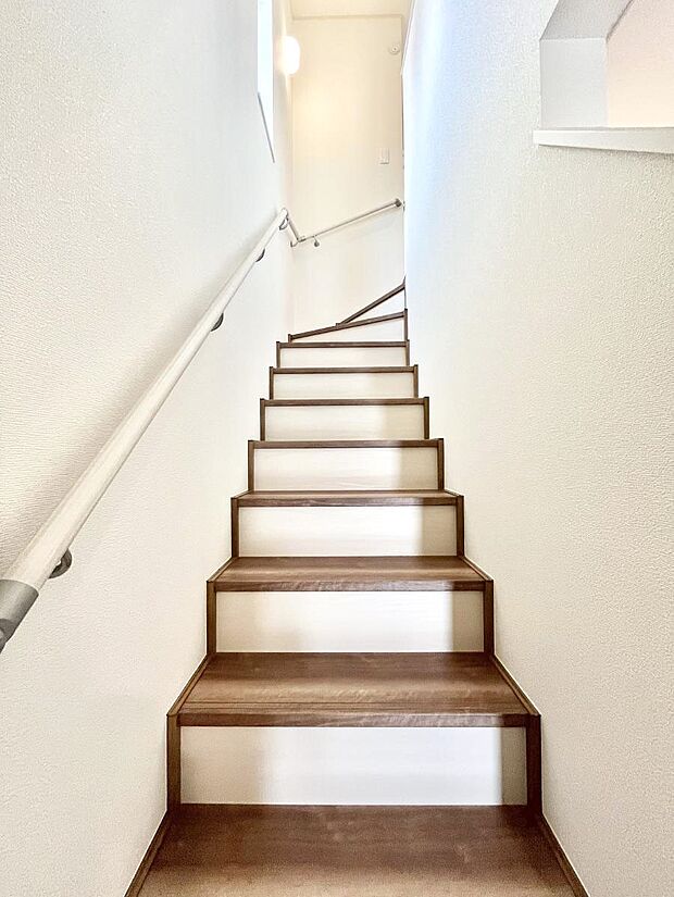 階段は手すり付きなので小さなお子さまやご高齢の方も安心です  