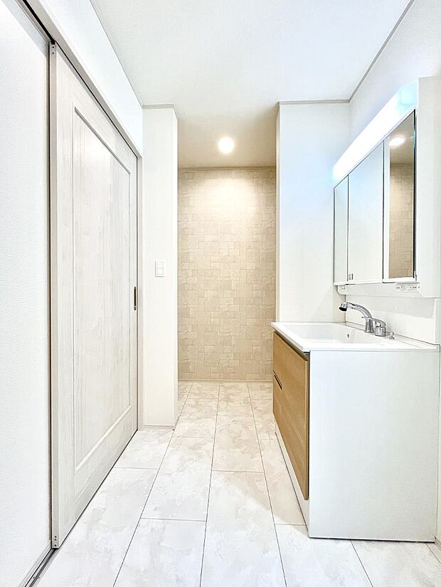 明るい洗面所は毎朝の身支度も楽しくできちゃいそうです。