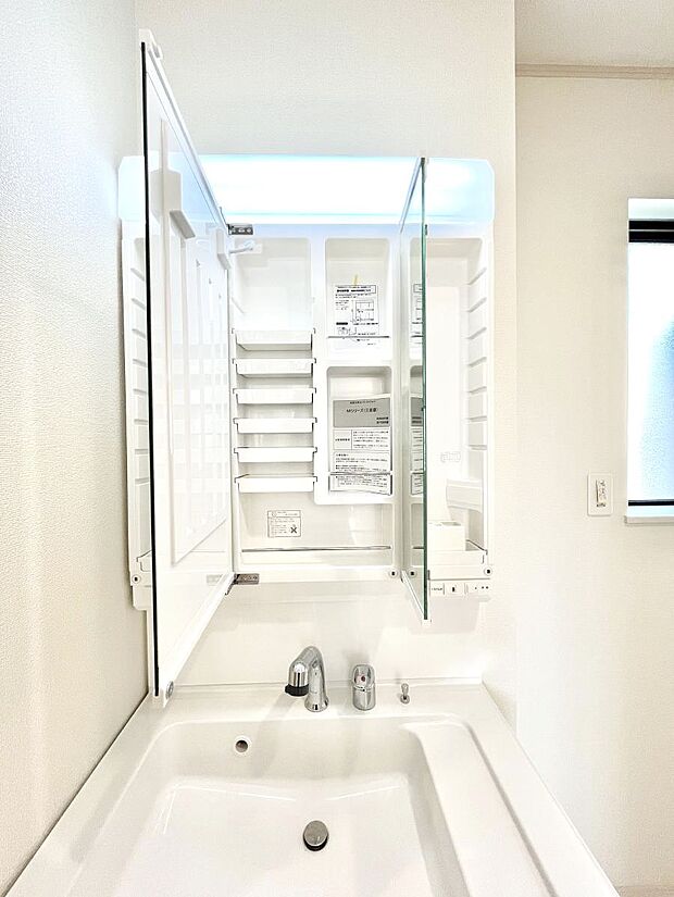 三面鏡の裏に、化粧品や衛生用品などを収納可能。洗面台をすっきりと保ちます！