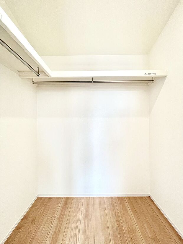 ウォークインクローゼット付きで生活空間を広く利用できます。