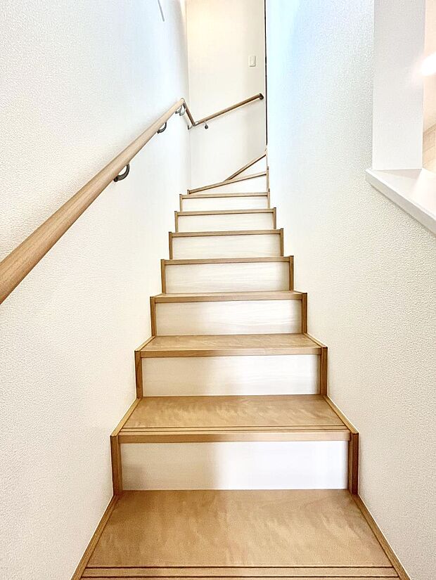 安全性を考慮し階段には手すりを設置しています