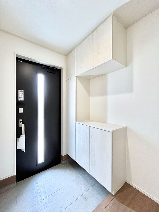 飾り棚を利用して、お越しいただくお客様をおもてなしできます。