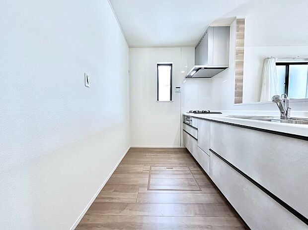 爽やかな風が通り抜けるキッチン。窓があるので明るく換気にも役立ちます。