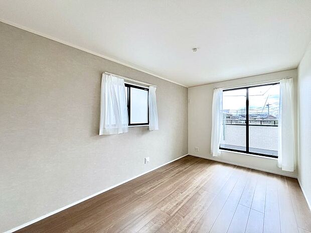 明るいバルコニーサイドに洋室を設置。目覚めの良い寝室に。 