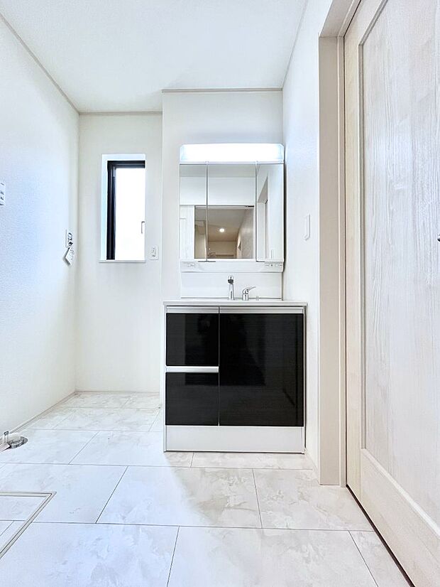 大きく見やすい三面鏡で清潔感ある洗面台は、身だしなみチェックや肌のお手入れにおすすめです。 