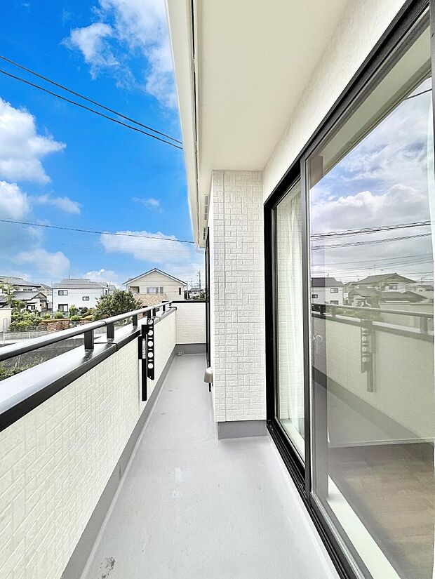 ゆったりバルコニーだから沢山お洗濯ものを干せます。