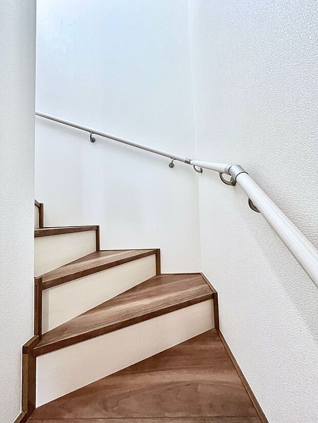 安全性を考慮し階段には手すりを設置しています