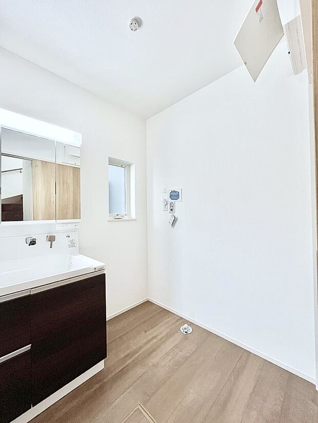 小窓がついているので湿気の多い場所でも換気ができ快適です。毎日の身支度を気持ち良く行えますね。