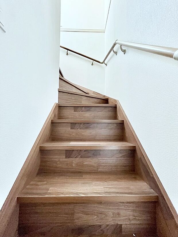 階段は手すり付きなので小さなお子さまやご高齢の方も安心です