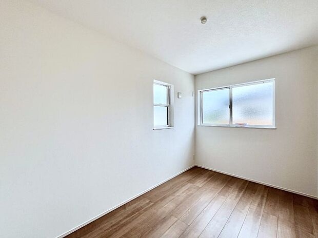 使いやすい形でベットや家具の置き方にも困ることもありません。