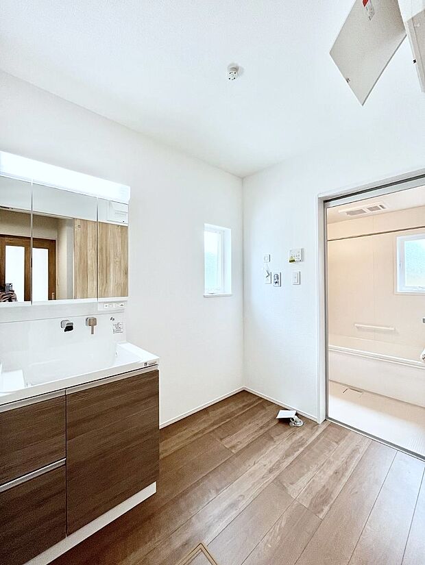 小窓がついているので湿気の多い場所でも換気が十分行えます。毎日の身支度を気持ち良く!