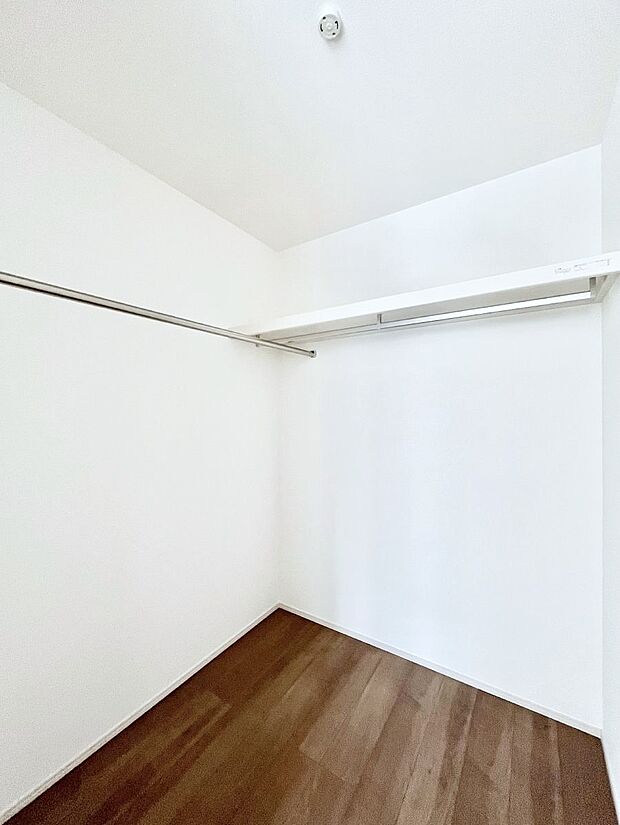 ウォークインクローゼットの活用で生活空間スッキリ