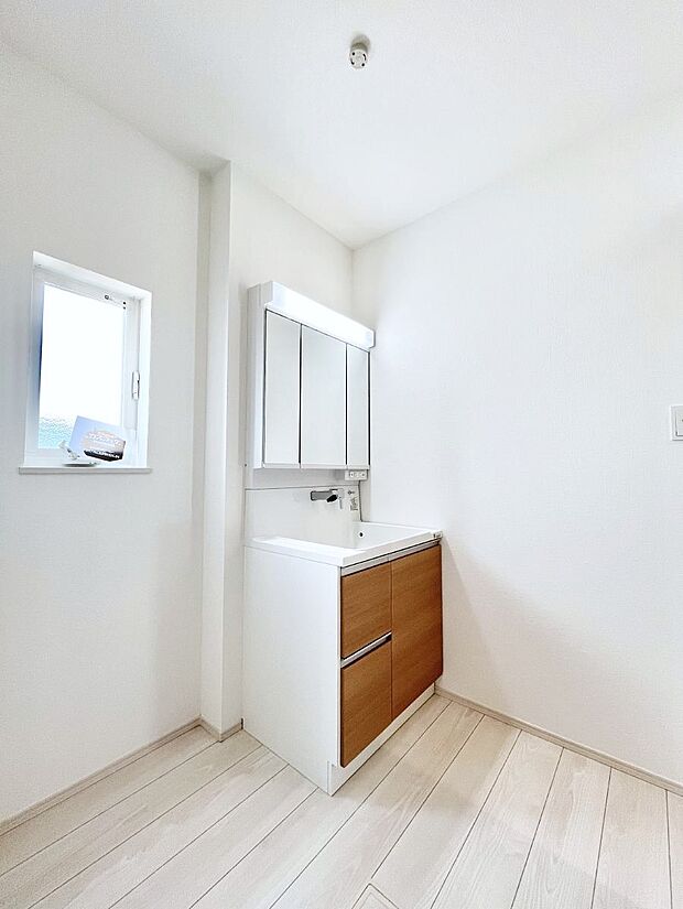 ゆとりの洗面スペースで朝の身支度もスムーズに