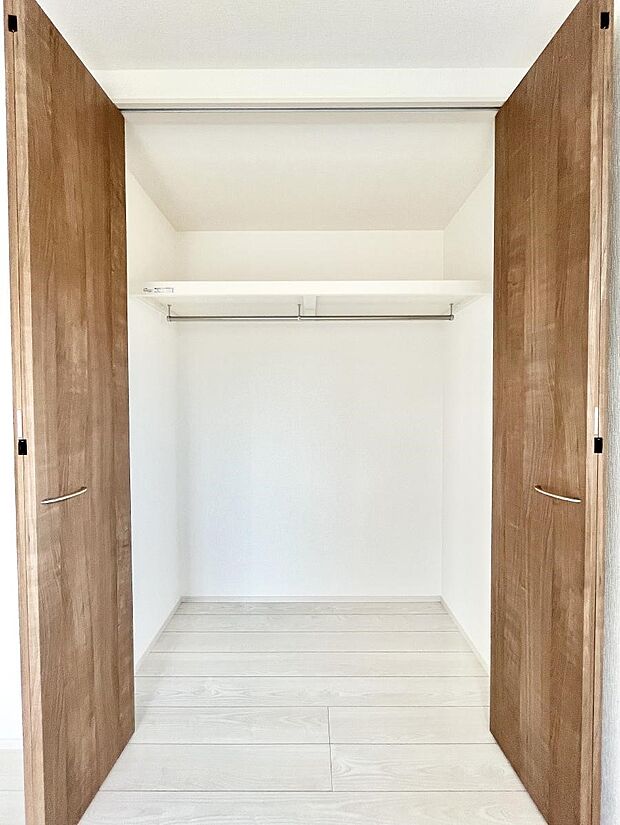 洋室のクローゼット。奥行きがあるので厚手の衣類もすっきり収まります。