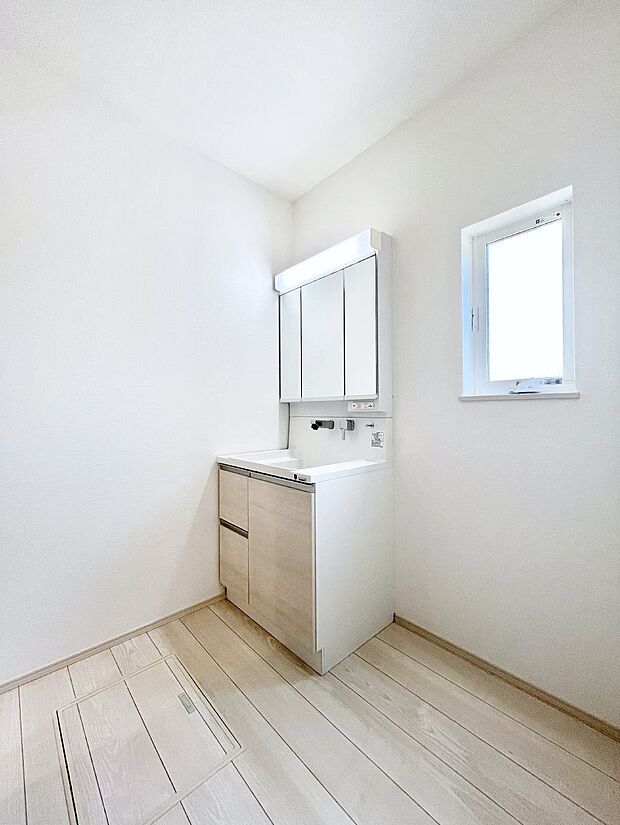 三面鏡が嬉しい洗面化粧台です。