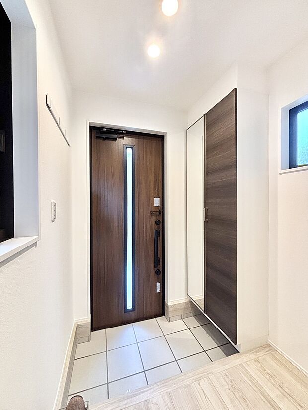 明るい玄関はお客様をお出迎えするのにぴったりです！ 