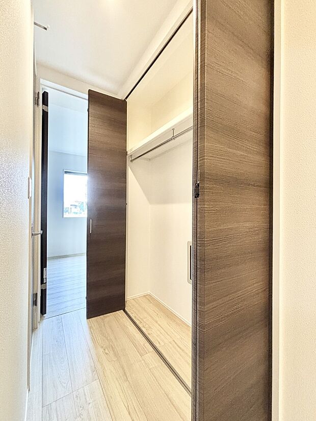 玄関ホールにもクローゼットを完備しています