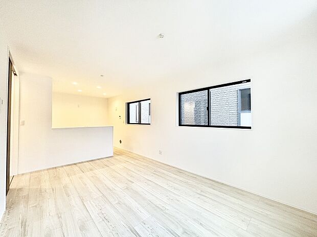 ナチュラルテイストの優しく柔らかい色使いのフローリングが素敵なリビングですね。