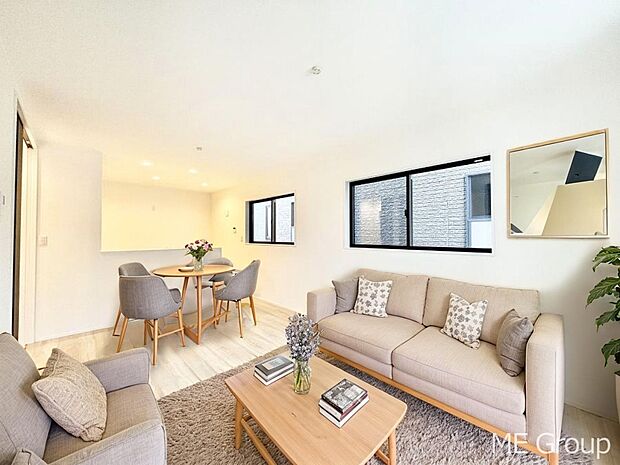 プライバシーも守れる2階リビングは明るく開放感たっぷり！　※家具はCGです