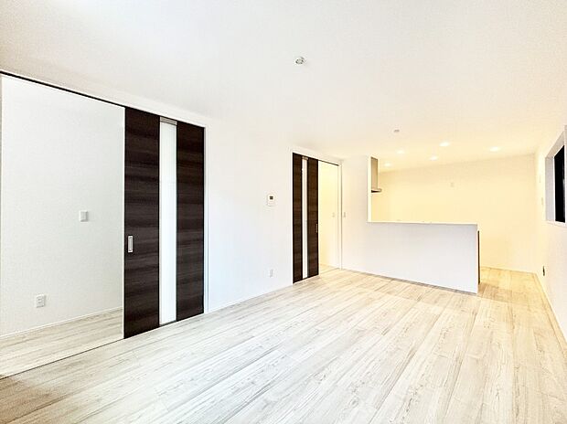 家族団らんの時間も増えそうなくつろぎのリビングダイニング。