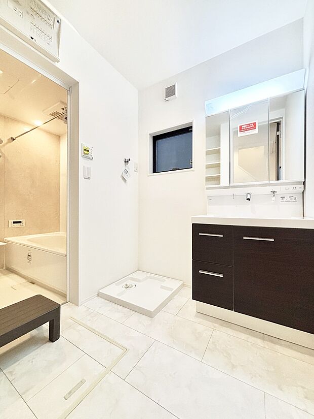 清潔感ある洗面化粧室で朝の身支度も快適