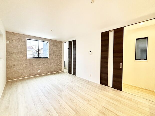 アクセントクロスがお洒落なダイニング。家族でのんびりくつろげる広々スペース。