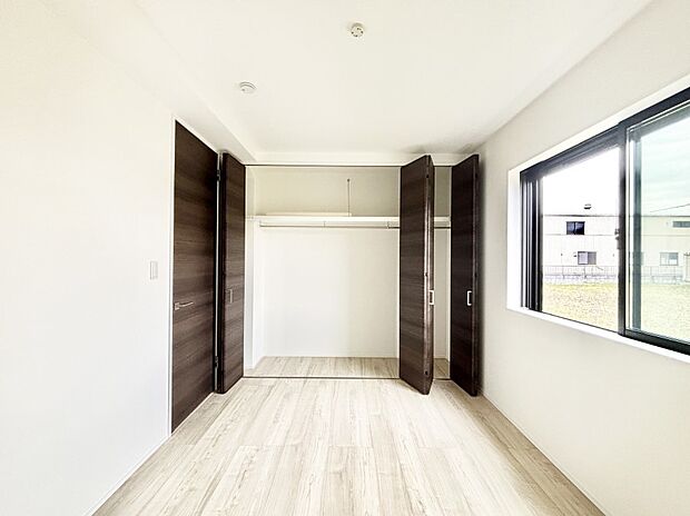 1階の納戸は収納はもちろん、居室としても利用できます。  