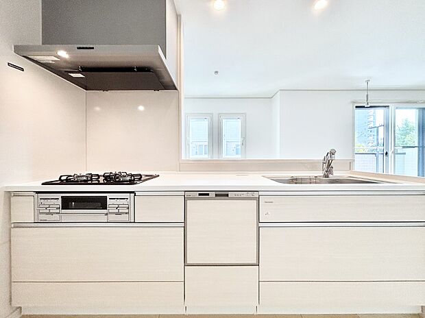 リビングを見渡せる人気のカウンターキッチン。 家族を見守りながら家事をすることができます。