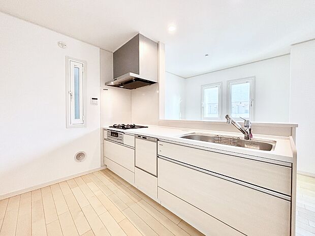 爽やかな風が通り抜けるキッチン。窓があるので明るく換気にも役立ちます。