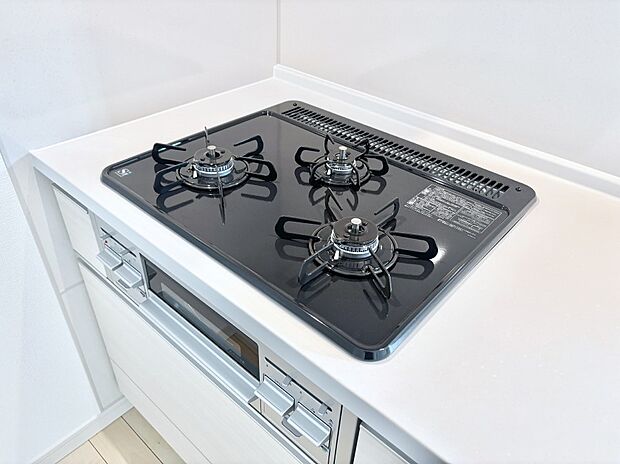 ガスコンロはＳｉセンサー搭載。火力調節や焦げ付き・消し忘れも防いでくれます。