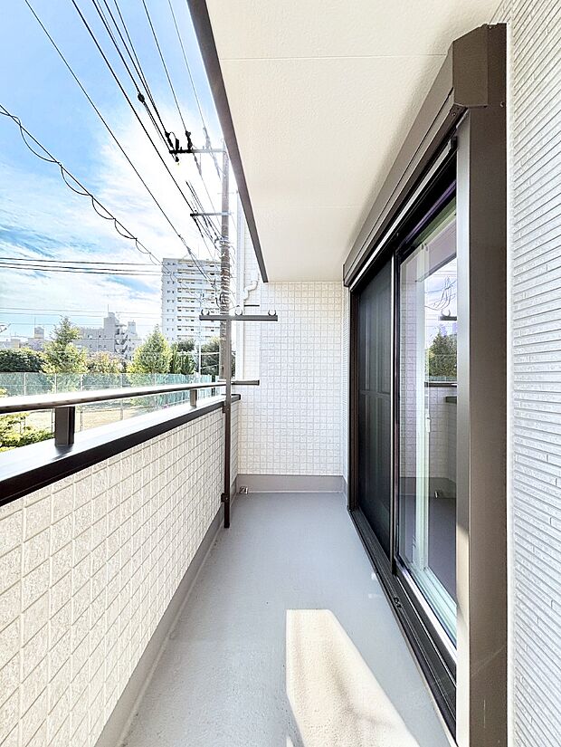 暖かな陽光が降り注ぐバルコニーはお洗濯におすすめ。爽やかな風も心地よいです。 