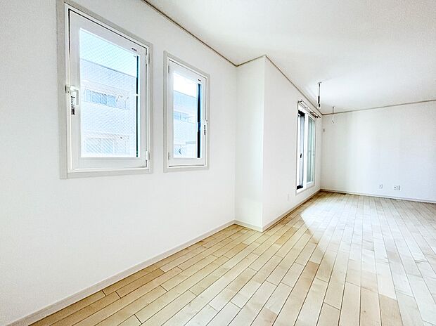 明るい2階リビング！外からの視線をシャットアウトして家族のプライバシーを守ります。