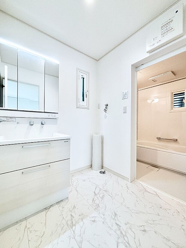 小窓がついているので湿気の多い場所でも換気が十分行えます。毎日の身支度を気持ち良く！