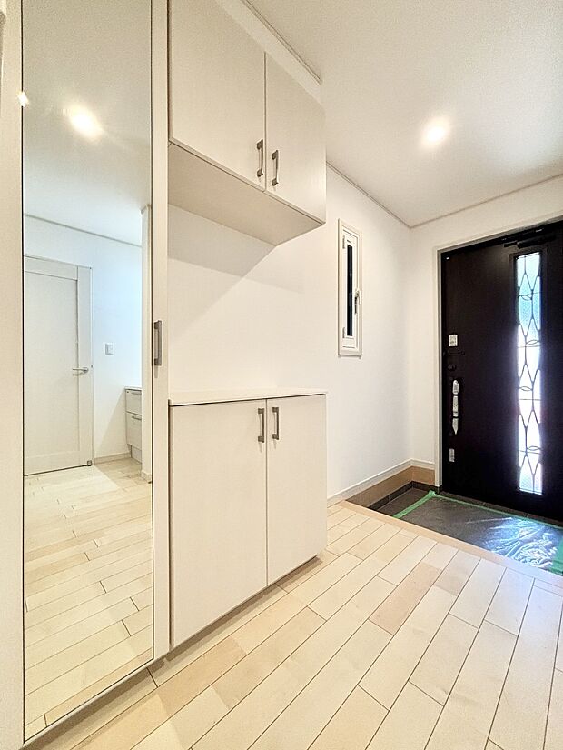 ミラー付きシューズボックスはお出かけ前の身だしなみチェックに便利