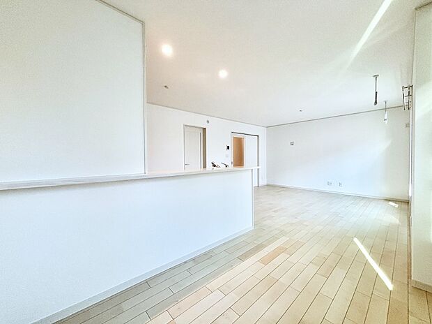 明るい陽光が注ぎ、寛ぎの雰囲気に満たされるリビング・ダイニング。 