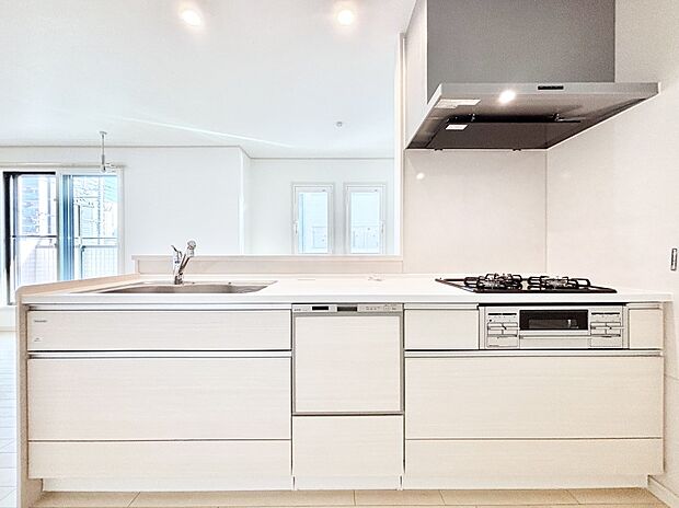 リビングを見渡せる人気のカウンターキッチン。 家族を見守りながら家事をすることができます。