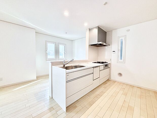 爽やかな風が通り抜けるキッチン。窓があるので明るく換気にも役立ちます。