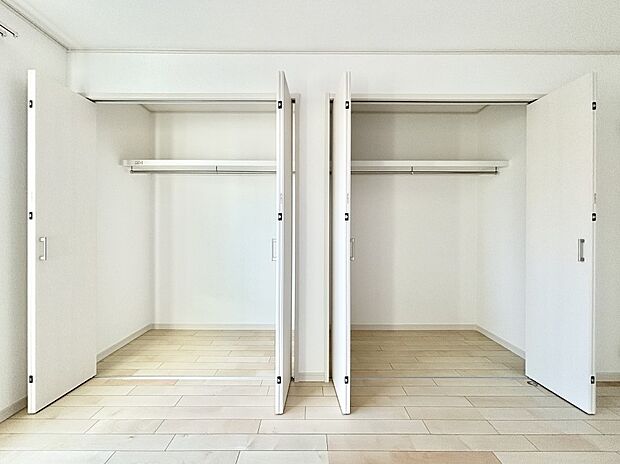 洋室のクローゼット。奥行きがあるので厚手の衣類もすっきり収まります。