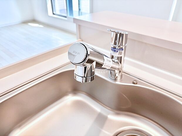 いつでも清潔なおいしいお水を。一つの水栓で水道水と浄水を使い分け。